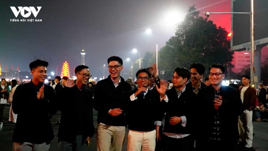 Hưng Yên: Biển người vỡ òa niềm vui trong đêm pháo hoa chào đón xuân Bính Ngọ